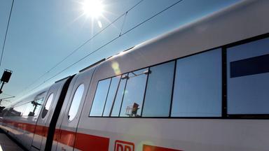 Symbolbild: Ein Zug der Deutschen Bahn unter brennender sonne