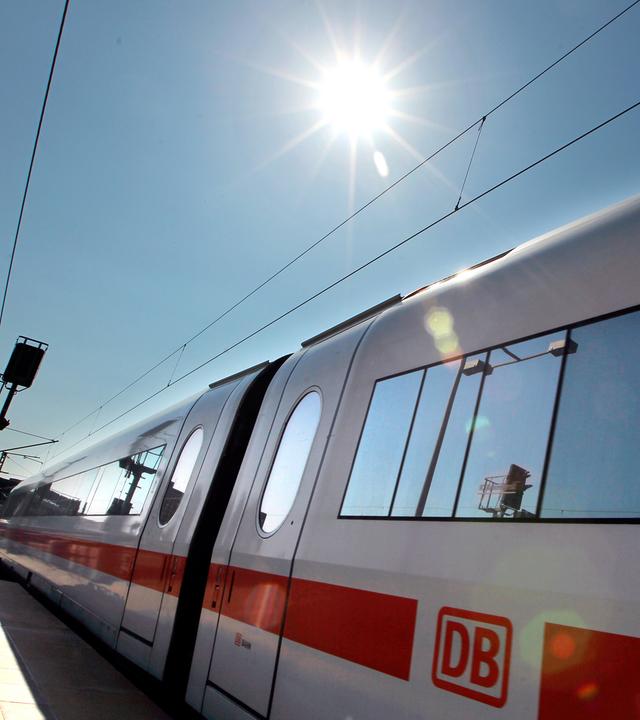 Symbolbild: Ein Zug der Deutschen Bahn unter brennender sonne