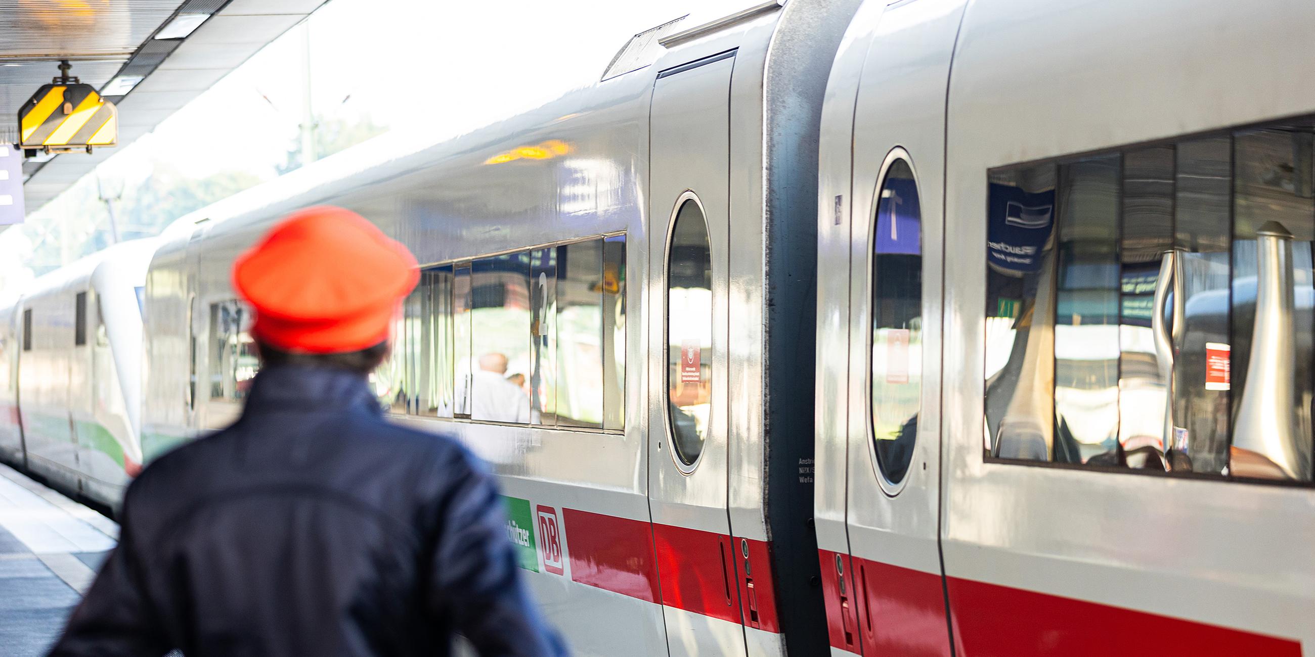 Niedersachsen, Hannover: Ein Mitarbeiter der Deutschen Bahn (DB) steht neben einem ICE-Zug an einem Gleis im Hauptbahnhof Hannover. Archivbild