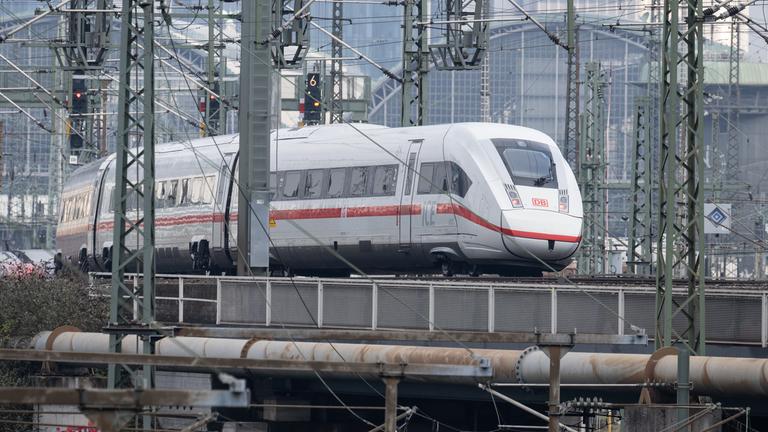 Ein ICE der Bahn fährt in den Frankfurter Hauptbahnhof ein. 