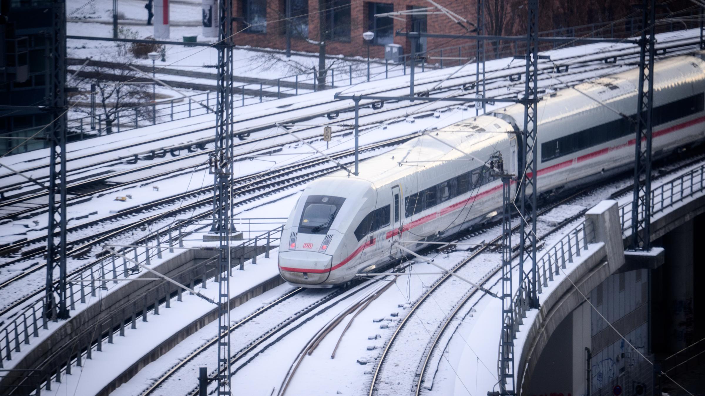 Ein ICE-Zug fährt aus dem Berliner Hauptbahnhof. 