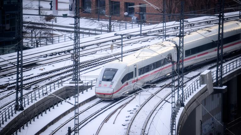 Ein ICE-Zug fährt aus dem Berliner Hauptbahnhof. 