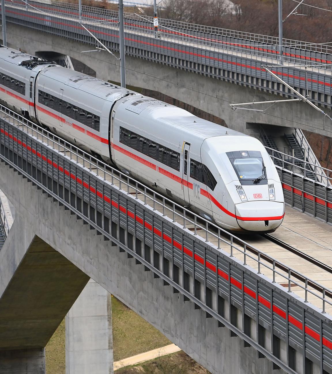 Ein Intercity Express fährt über die Filstalbrücke
