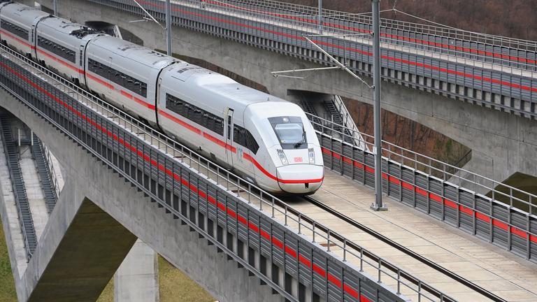 Ein Intercity Express fährt über die Filstalbrücke
