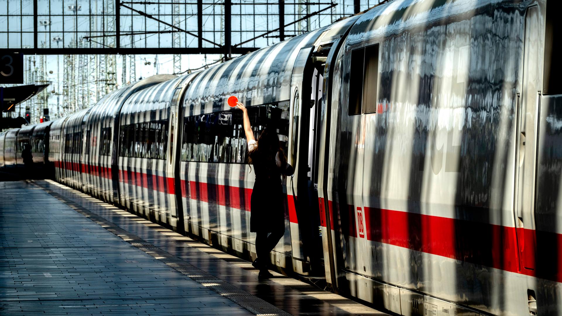 Frankfurt am Main: Ein ICE der Deutschen Bahn