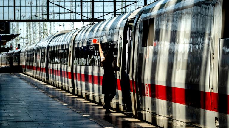 Frankfurt am Main: Ein ICE der Deutschen Bahn
