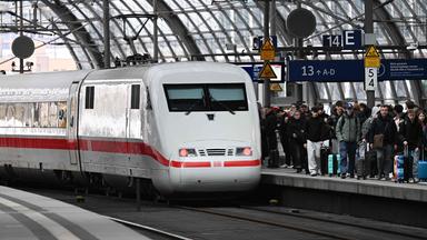 Ein ICE fährt in den Hauptbahnhof Berlin ein. 