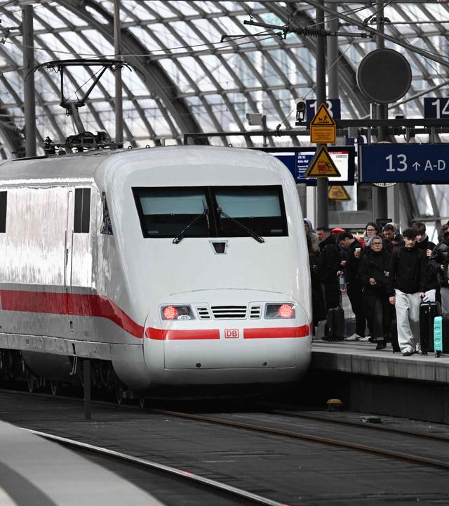Ein ICE fährt in den Hauptbahnhof Berlin ein. 