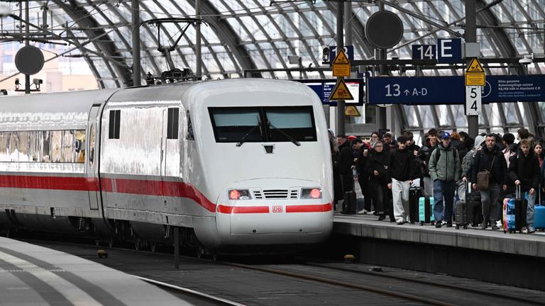Ein ICE fährt in den Hauptbahnhof Berlin ein. 