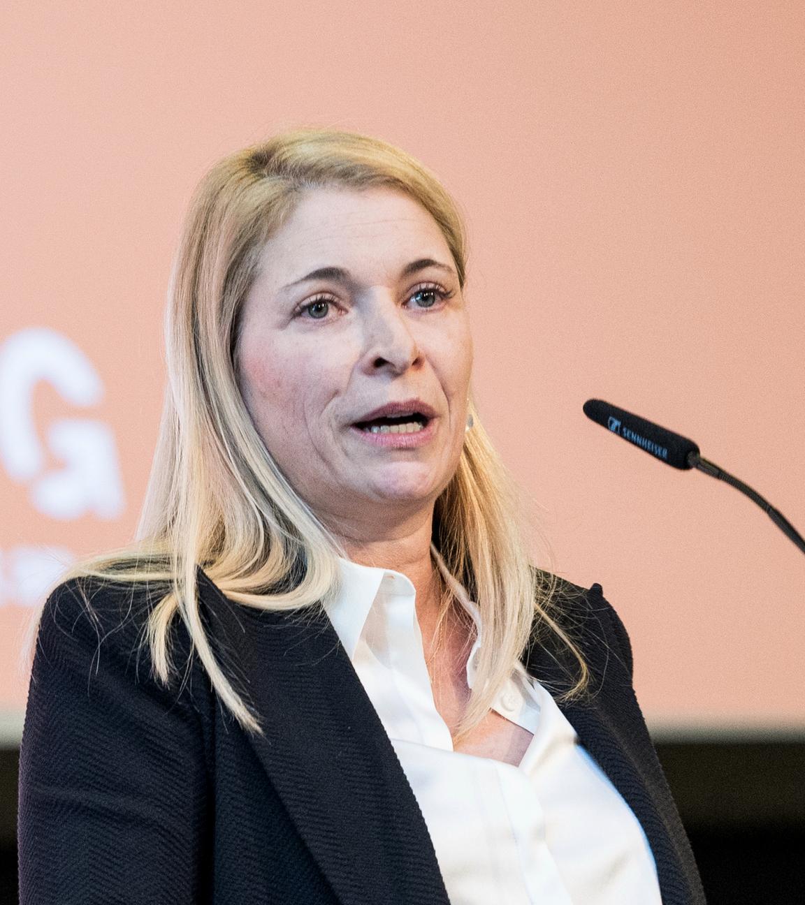 Hessen, Fulda: Evelyn Palla, neue Vorstandsvorsitzende der Deutschen Bahn (DB), spricht auf der 5. Bundeskonferenz der Eisenbahn- und Verkehrsgewerkschaft (EVG). 