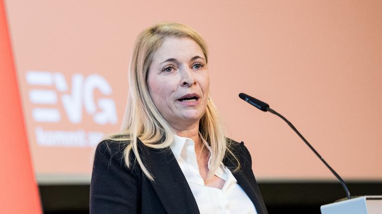 Hessen, Fulda: Evelyn Palla, neue Vorstandsvorsitzende der Deutschen Bahn (DB), spricht auf der 5. Bundeskonferenz der Eisenbahn- und Verkehrsgewerkschaft (EVG). 