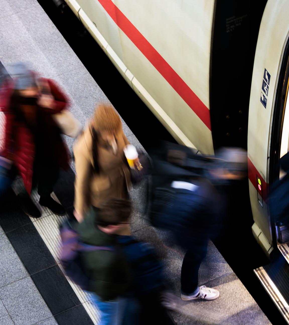 13.02.2026, Berlin: Passagiere betreten im Hauptbahnhof einen ICE.