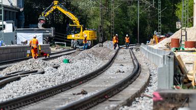 29.04.2026, Bayern, Laaber: Bauarbeiten an der Bahnstrecke zwischen Nürnberg und Regensburg