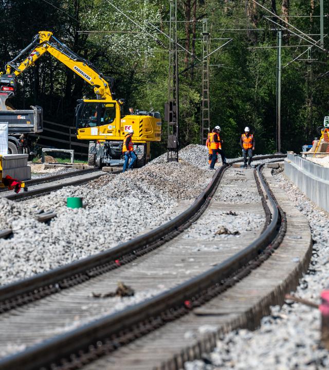 29.04.2026, Bayern, Laaber: Bauarbeiten an der Bahnstrecke zwischen Nürnberg und Regensburg