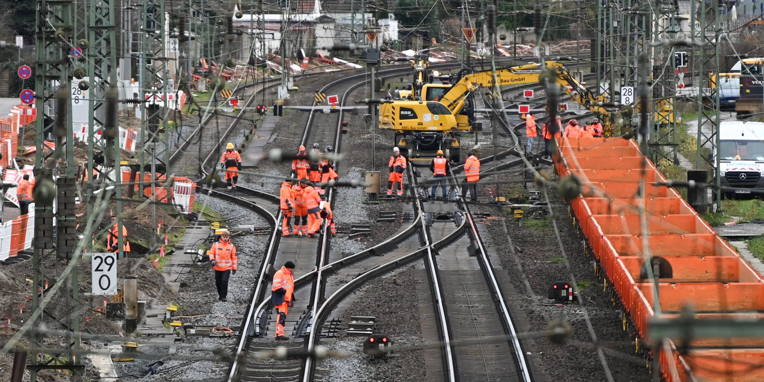 Bauarbeiten finden auf dem Gleiskörper der Bahnstrecke in Biblis statt.