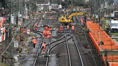 Bauarbeiten finden auf dem Gleiskörper der Bahnstrecke in Biblis statt.