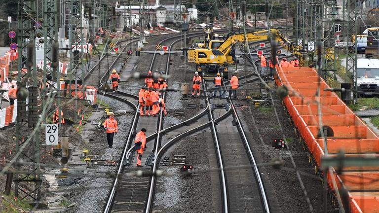 Bauarbeiten finden auf dem Gleiskörper der Bahnstrecke in Biblis statt.