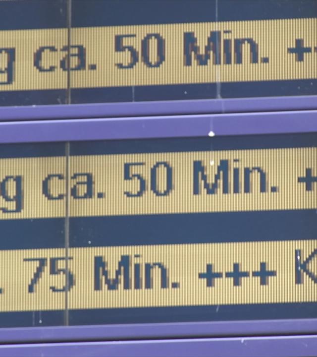 Anzeigetafel der Deutschen Bahn mit Angaben zu Verspätungen