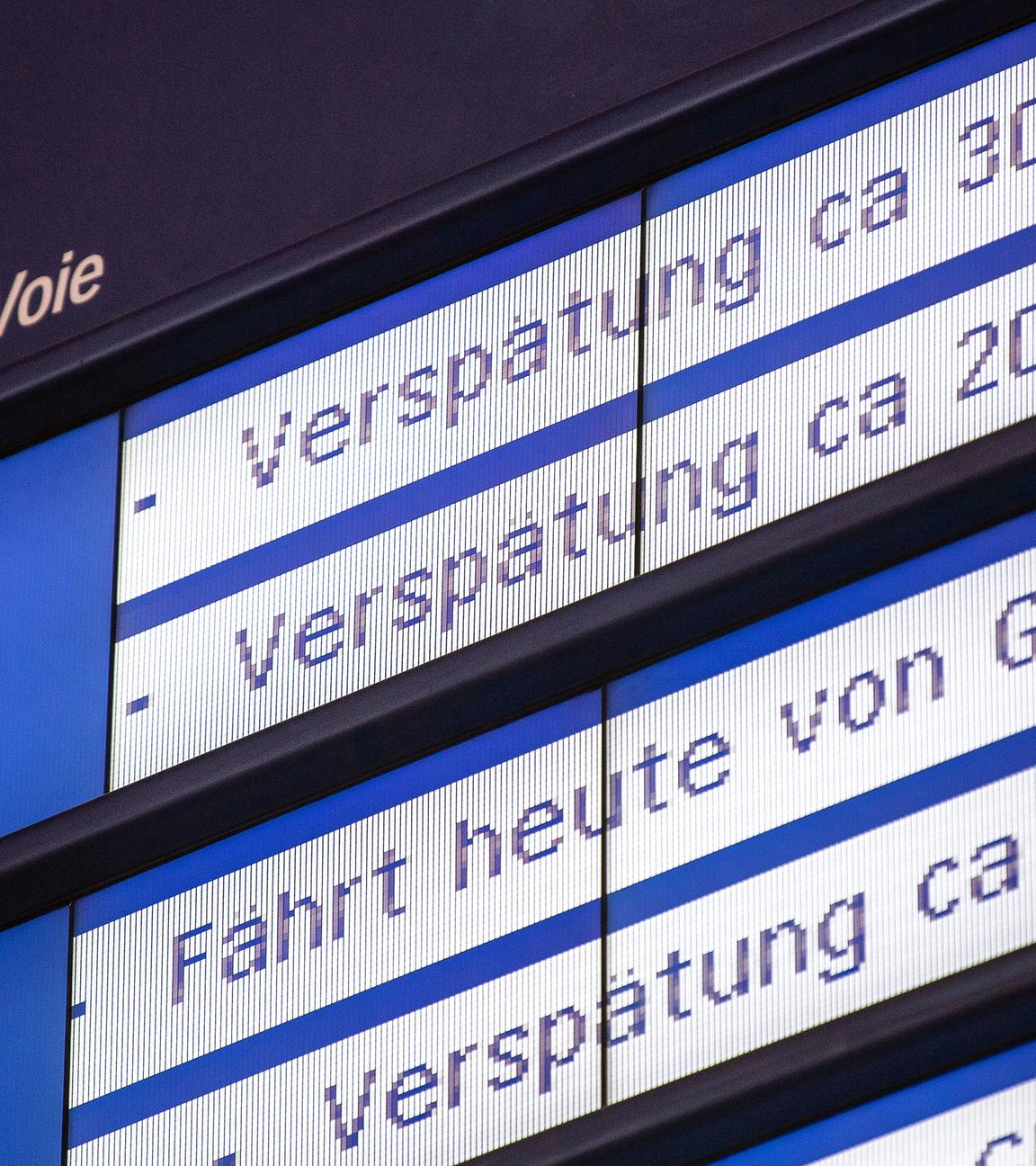 Baden-Württemberg, Stuttgart: Auf einer Anzeigetafel am Hauptbahnhof werden bei mehreren Zugverbindungen Verspätungen angezeigt. Archivbild