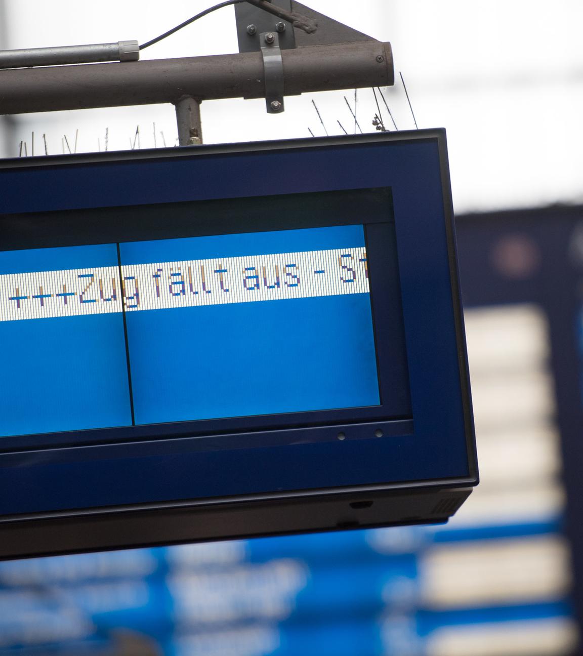 Der Schriftzug "Zug fällt aus" ist am 18.01.2018 auf dem Hauptbahnhof in Hamburg auf einer Anzeigetafel der Deutschen Bahn zu sehen. 