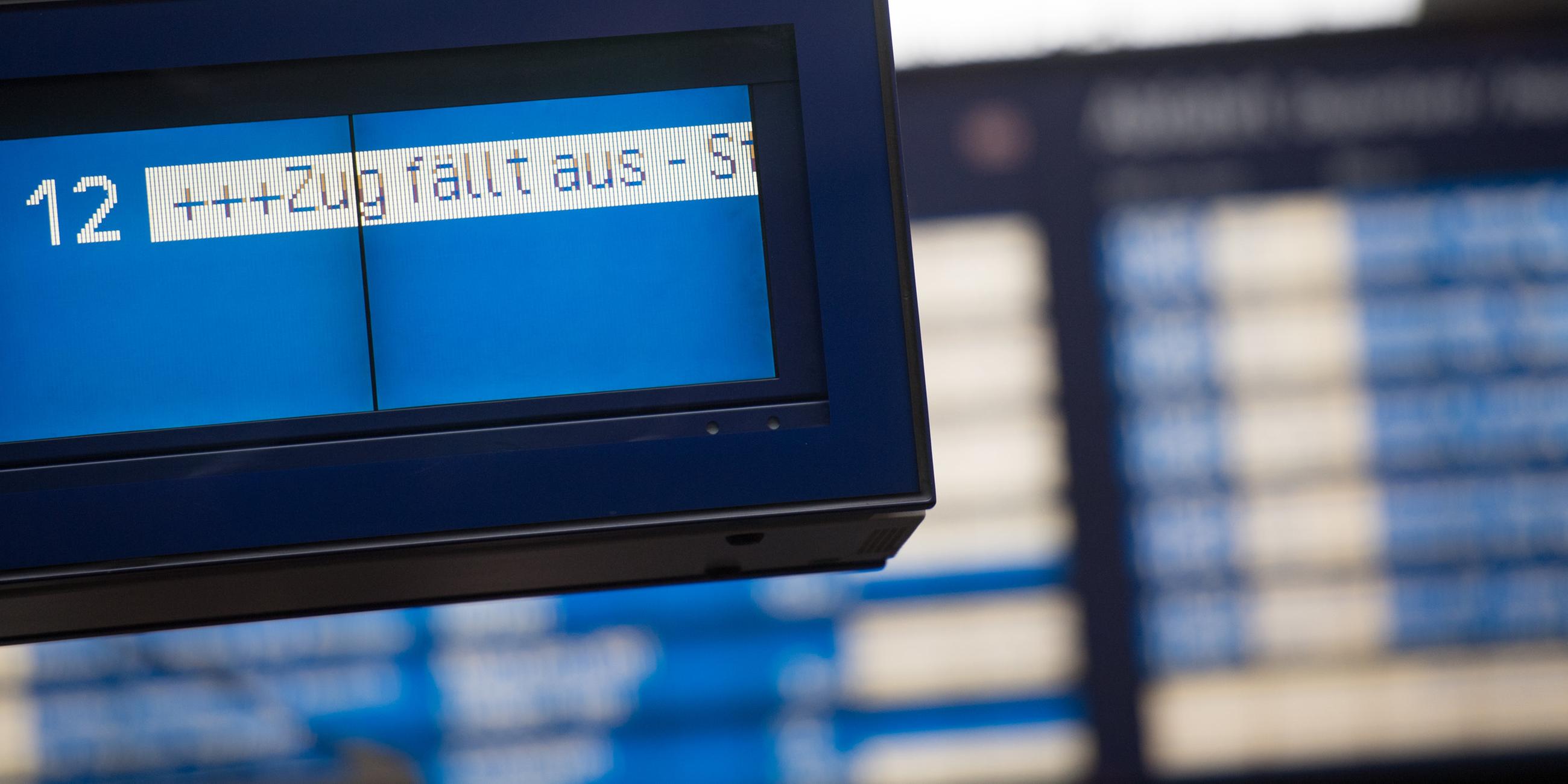 Der Schriftzug "Zug fällt aus" ist am 18.01.2018 auf dem Hauptbahnhof in Hamburg auf einer Anzeigetafel der Deutschen Bahn zu sehen. 
