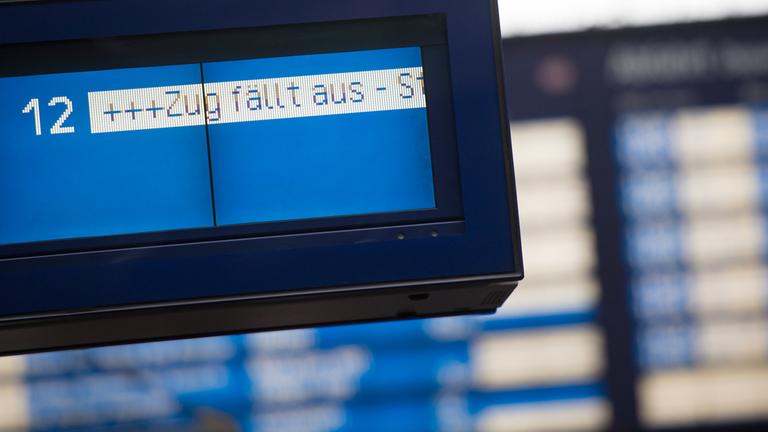 Der Schriftzug "Zug fällt aus" ist am 18.01.2018 auf dem Hauptbahnhof in Hamburg auf einer Anzeigetafel der Deutschen Bahn zu sehen. 