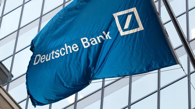 Flagge mit dem Logo der Deutschen Bank 