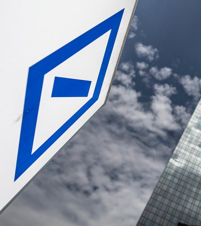Die zentrale der Deutschen Bank spiegelt sich in einer Glasfassade am 06.07.2019 in Frankfurt