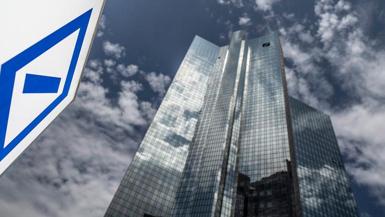 Die zentrale der Deutschen Bank spiegelt sich in einer Glasfassade am 06.07.2019 in Frankfurt