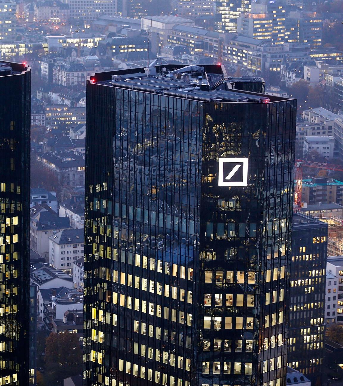 Zentrale der Deutschen Bank in Frankfurt, zwei hochhäuser im frühen Abendlicht.