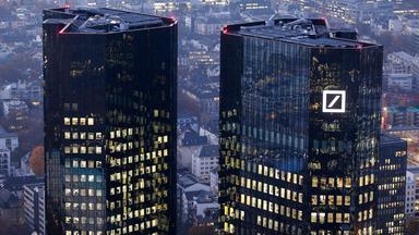 Zentrale der Deutschen Bank in Frankfurt, zwei hochhäuser im frühen Abendlicht.