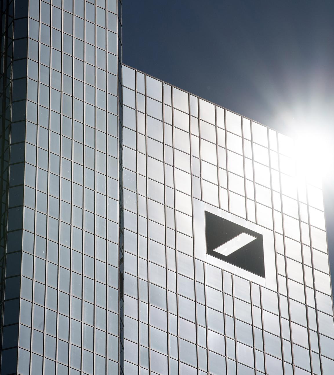 Symbolbild:  Die Sonne erzeugt in den Fenstern der Zentrale der Deutschen Bank eine Reflektion. 
