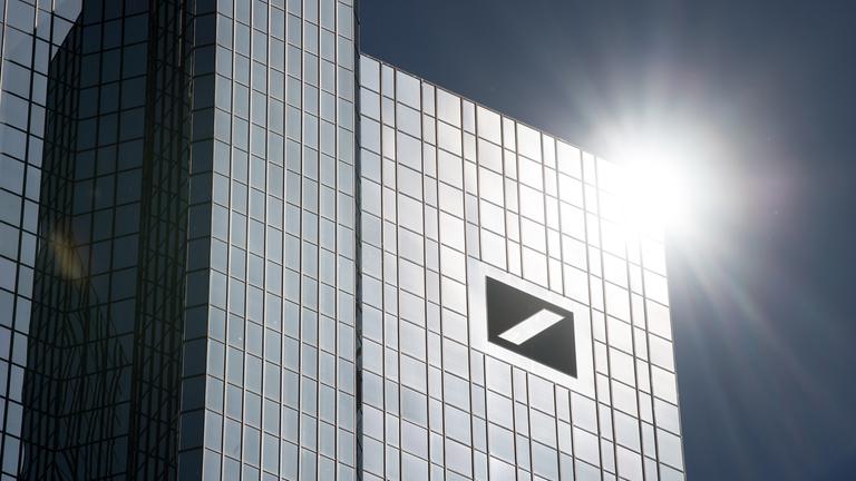 Symbolbild:  Die Sonne erzeugt in den Fenstern der Zentrale der Deutschen Bank eine Reflektion. 