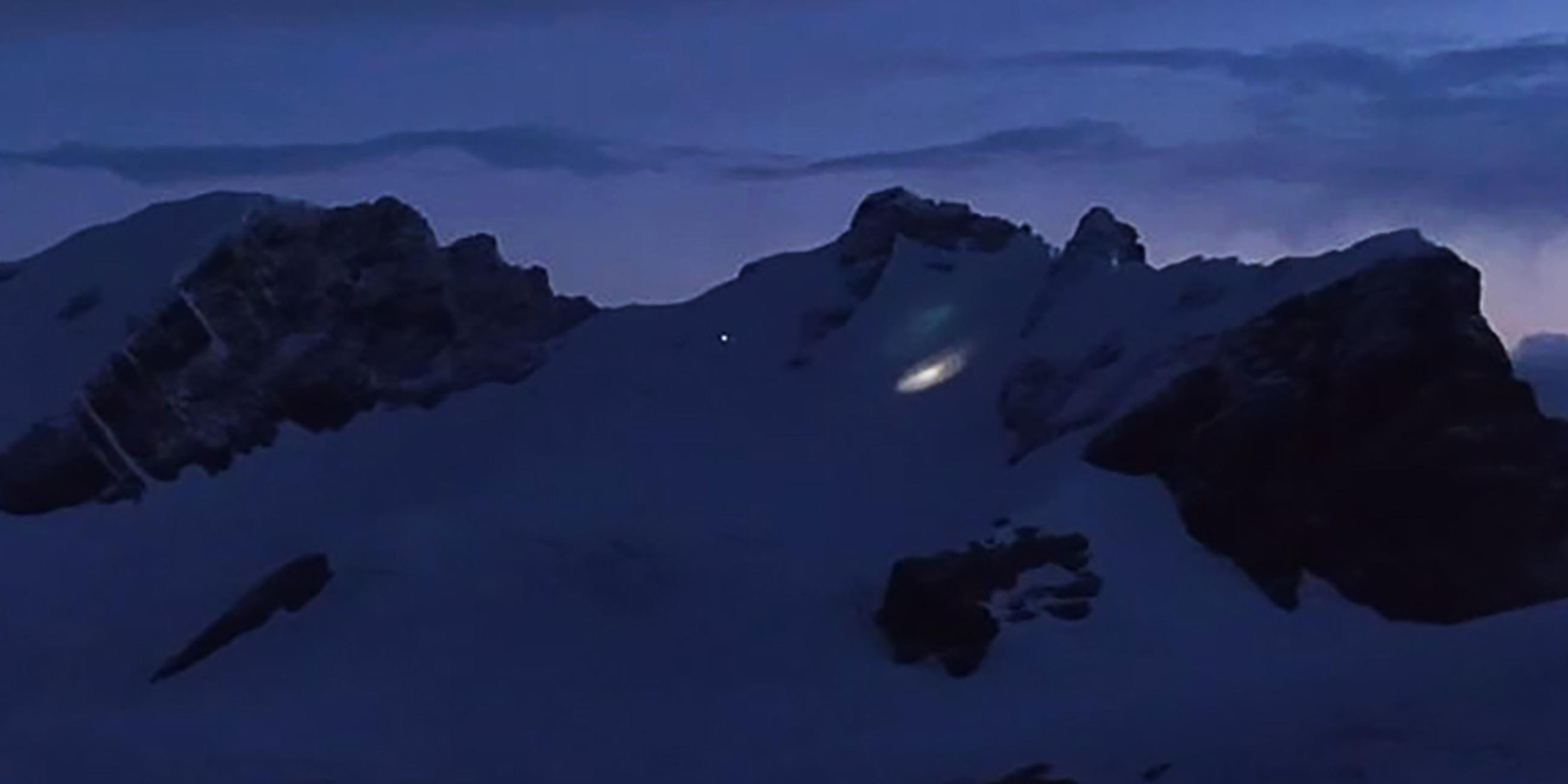 Das Standbild aus einem von der Italienischen Bergwacht zur Verfügung gestellten Video zeigt die Rettungsarbeiten. 