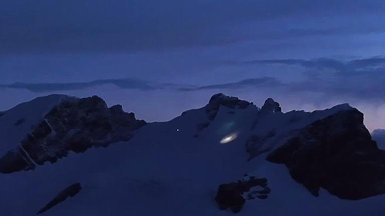Das Standbild aus einem von der Italienischen Bergwacht zur Verfügung gestellten Video zeigt die Rettungsarbeiten. 