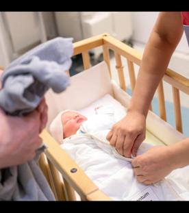 Hebamme versorgen einen Säugling im Kreißsaal. Mit einem Modellprojekt in einem Krankenhaus will Bremen die Arbeitsbedingungen für Pflegekräfte und Hebammen verbessern. Das Projekt «Ich pflege wieder, weil...» startete Anfang Februar im Krankenhaus St. Joseph-Stift in Bremen. In den nächsten vier Jahren sollen dort gemeinsam mit den Pflegekräften und Hebammen bessere Arbeitsbedingungen im Kreißsaal und auf der Wöchnerinnenstation erarbeitet werden.
