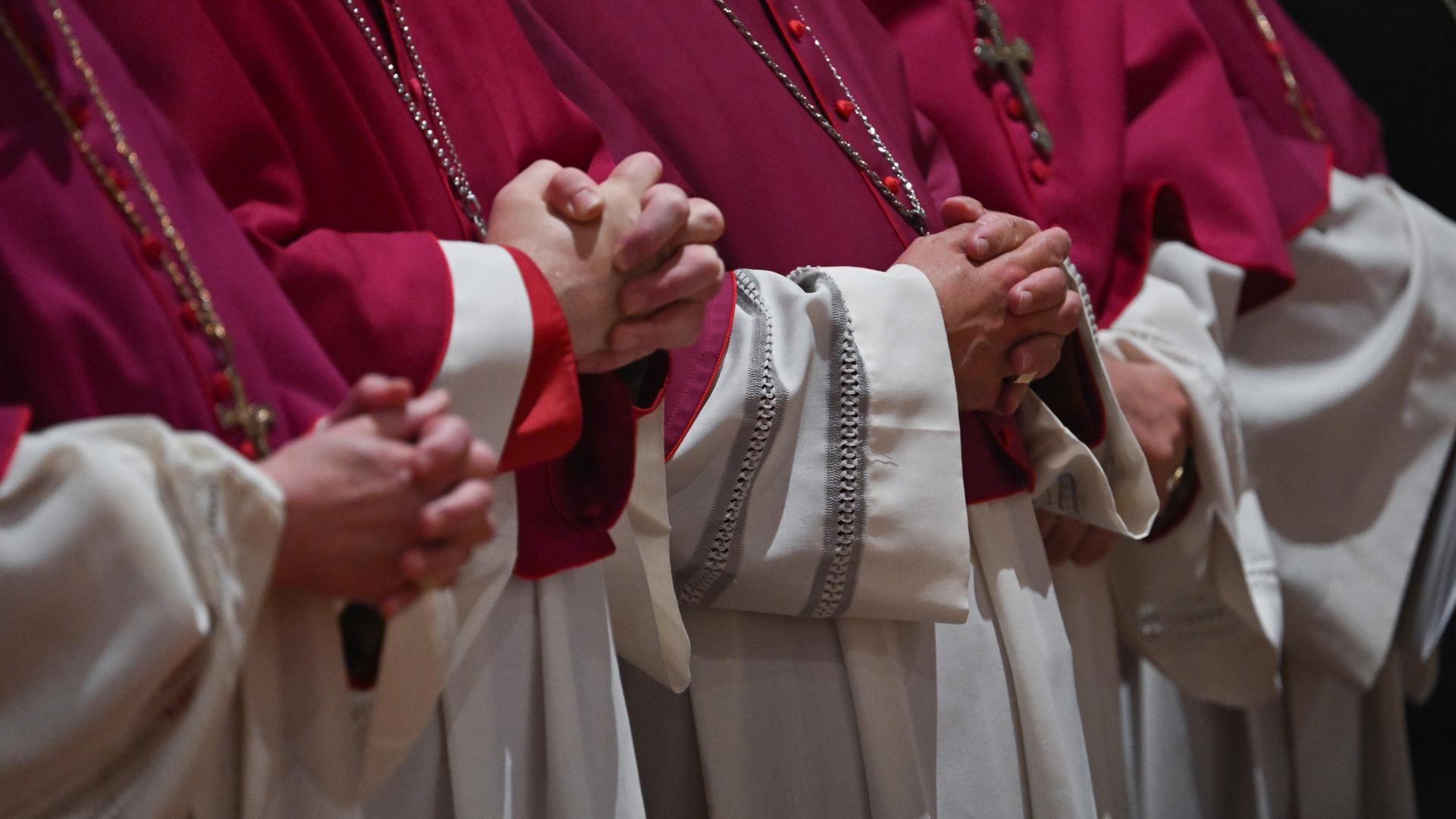 Mitglieder der Deutschen Bischofskonferenz beten beim Eröffnungsgottesdienst der Herbstvollversammlung in Wiesbaden, Hessen, am 25.09.2023.