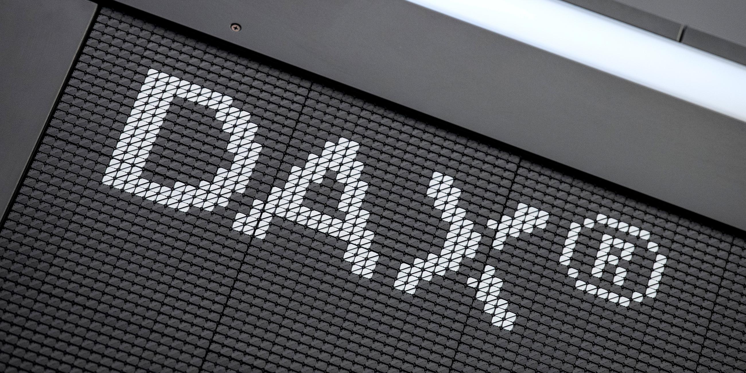 Der Schriftzug "DAX" im Handelssaal der Deutschen Börse in Frankfurt 