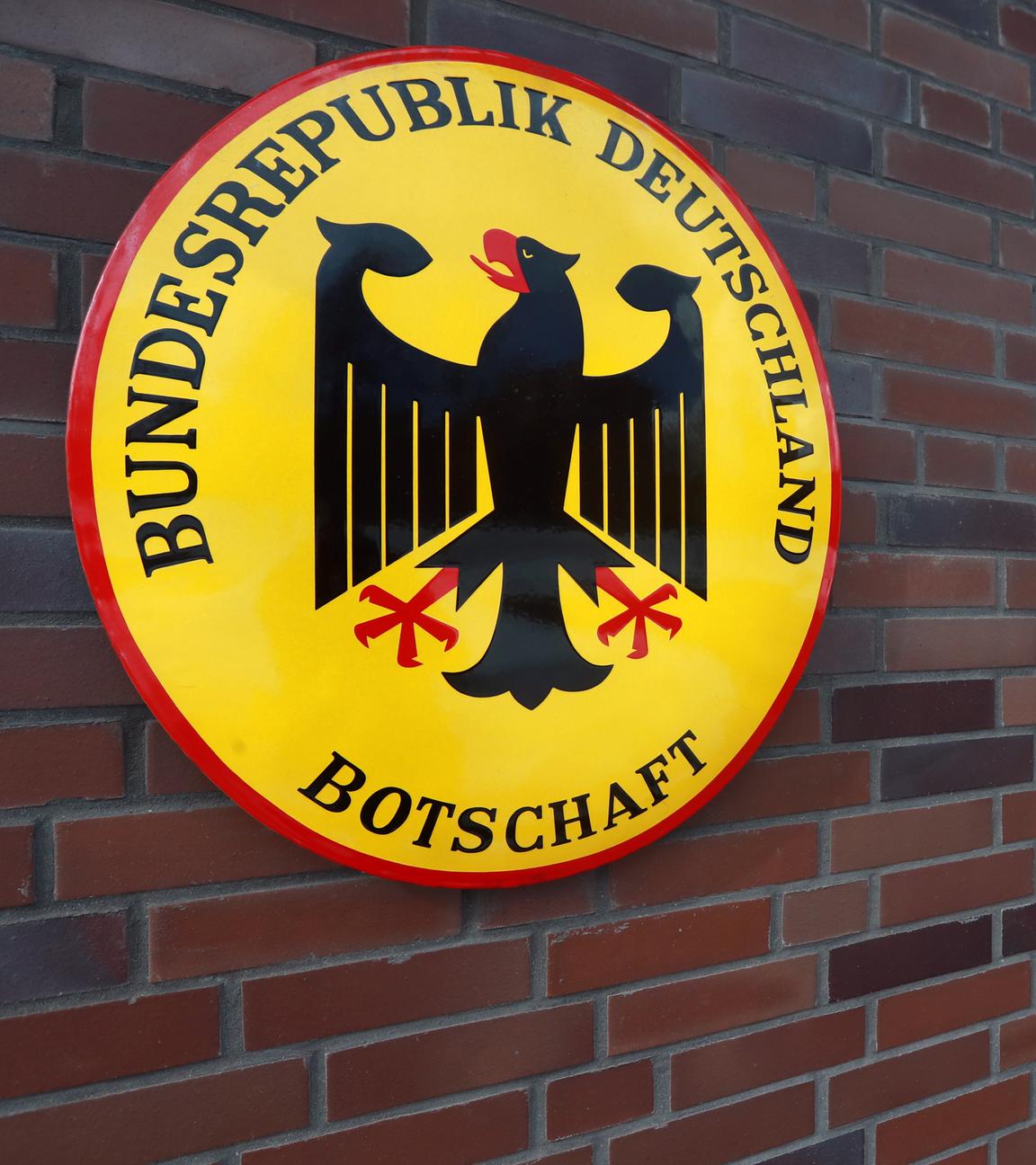 Ein Schild mit der Aufschrift "Bundesrepublik Deutschland - Botschaft" steht vor der deutschen Botschaft in Moskau.
