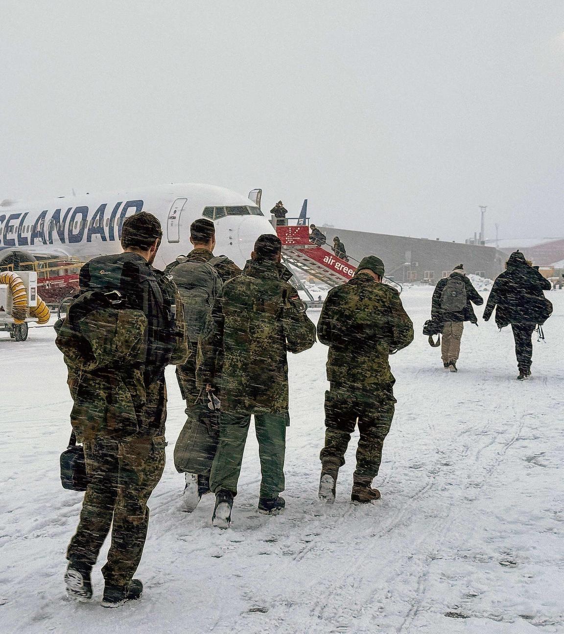 Militärangehörige der deutschen Bundeswehr steigen am 18.01.2026 in Nuuk, Grönland, in einen Icelandair-Flug vom Flughafen Nuuk nach Reykjavik.
