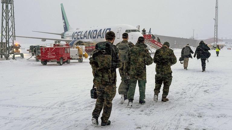Militärangehörige der deutschen Bundeswehr steigen am 18.01.2026 in Nuuk, Grönland, in einen Icelandair-Flug vom Flughafen Nuuk nach Reykjavik.