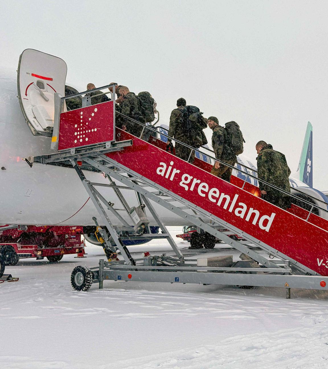 Militärangehörige der deutschen Bundeswehr steigen am 18.01.2026 in Nuuk, Grönland, in einen Icelandair-Flug vom Flughafen Nuuk nach Reykjavik.