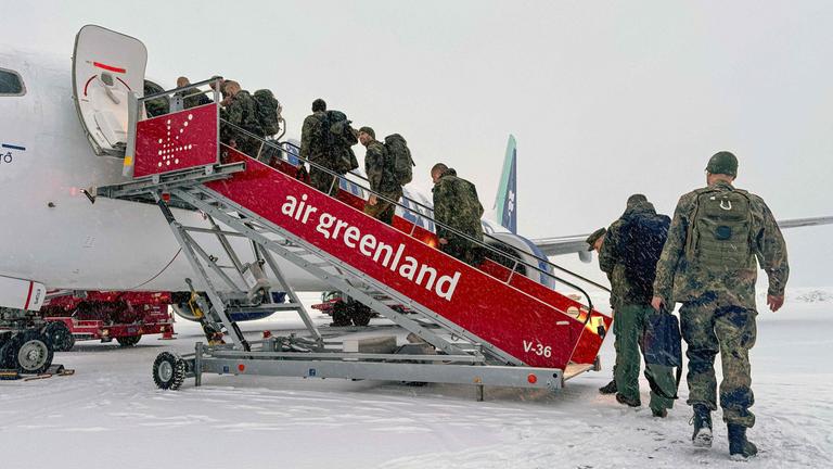 Militärangehörige der deutschen Bundeswehr steigen am 18.01.2026 in Nuuk, Grönland, in einen Icelandair-Flug vom Flughafen Nuuk nach Reykjavik.