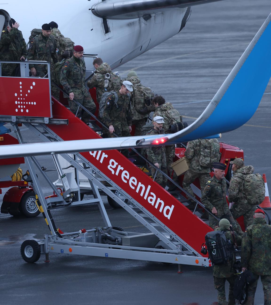 16. Januar 2026 auf dem Flughafen Nuuk in Grönland: Soldaten der Bundeswehr steigen aus einem Flugzeug aus, während dänische Soldaten einsteigen.