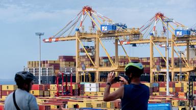  Containerbrücken stehen auf dem Gelände von MSC Gate, einem Gemeinschaftsunternehmen von Eurogate und TIL Terminal Investment, im Containerhafen in Bremerhaven.