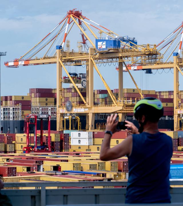  Containerbrücken stehen auf dem Gelände von MSC Gate, einem Gemeinschaftsunternehmen von Eurogate und TIL Terminal Investment, im Containerhafen in Bremerhaven.
