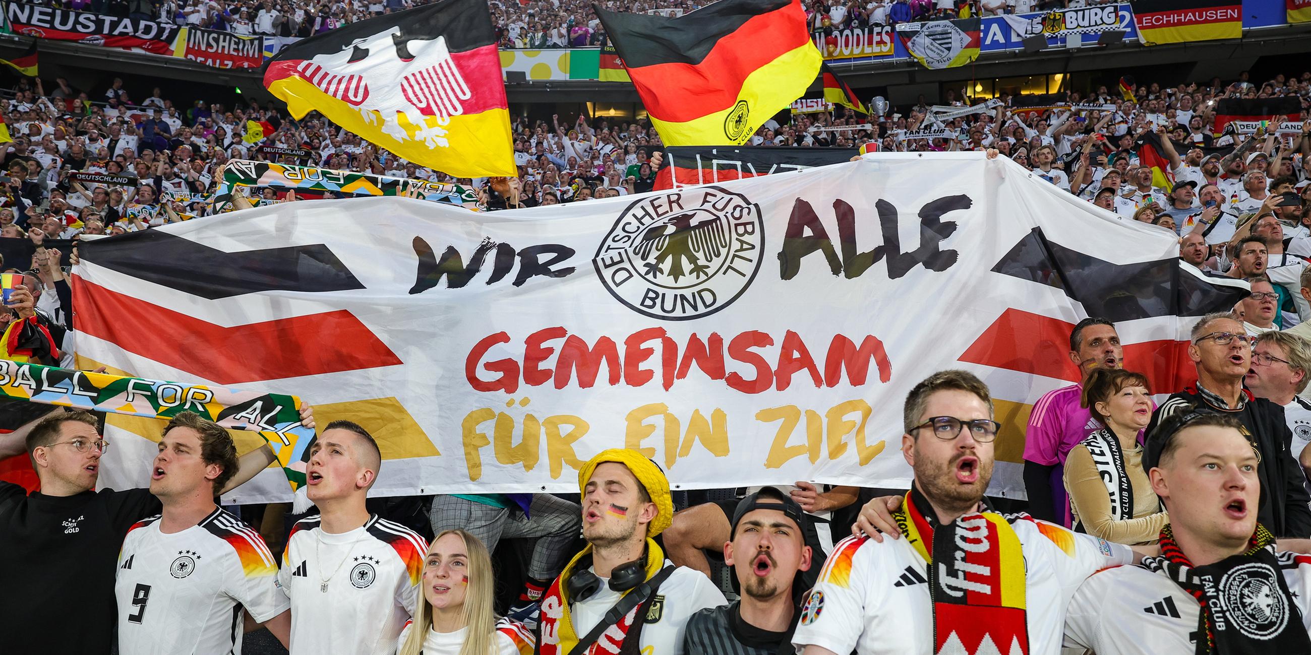 Deutsche Fans singen vor dem Spiel.