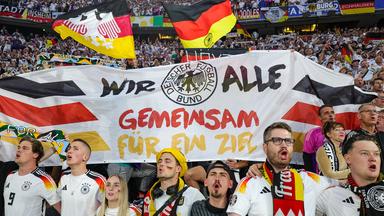 Deutsche Fans singen vor dem Spiel.