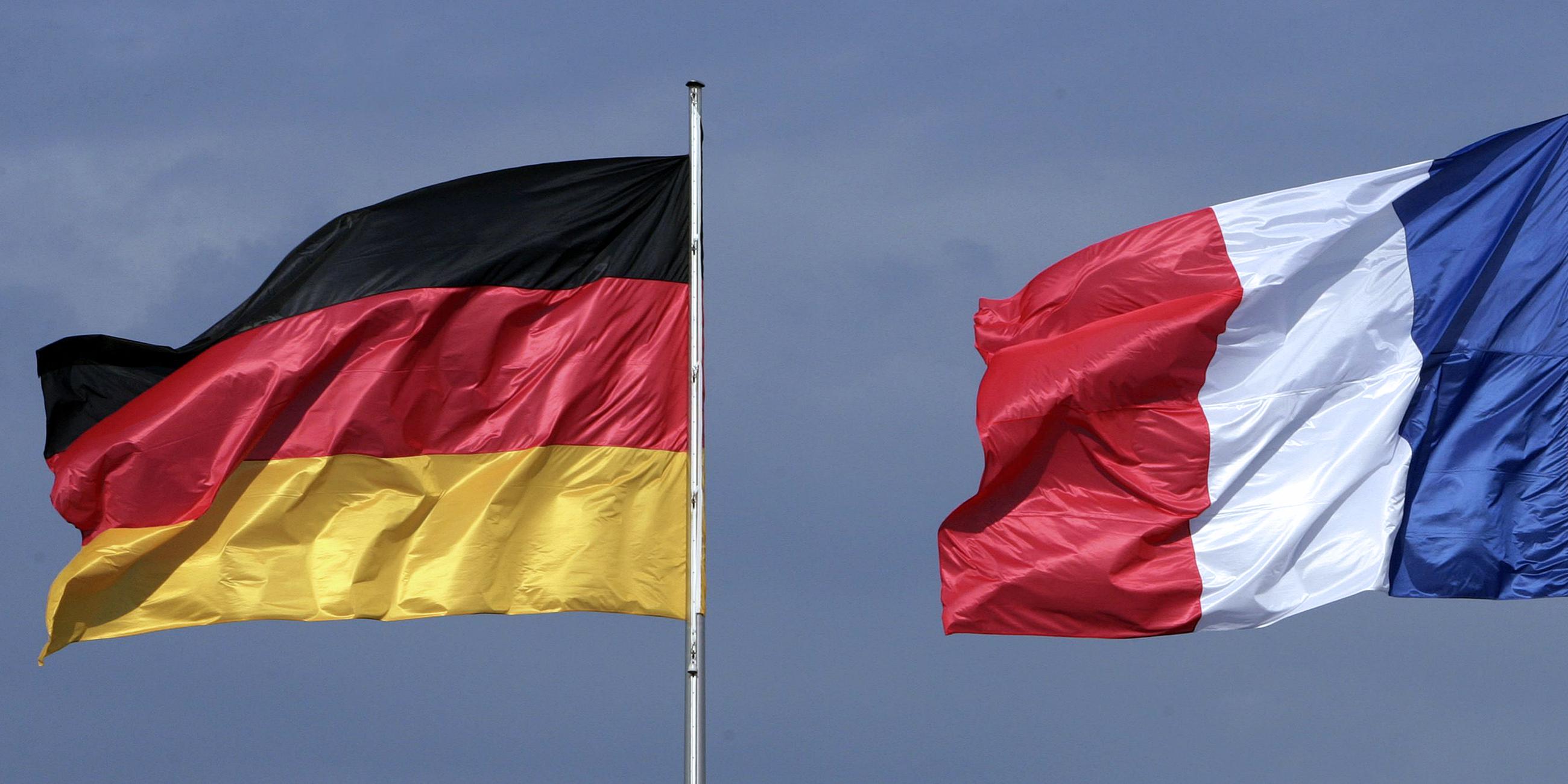 Deutsche und französische Flagge