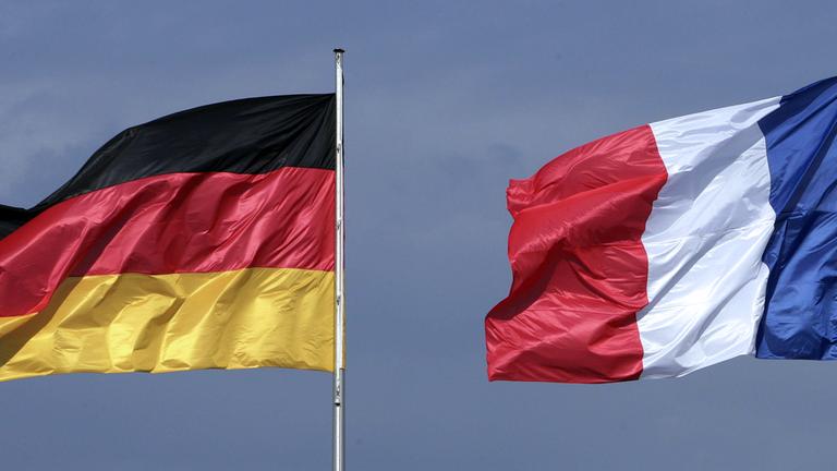 Deutsche und französische Flagge